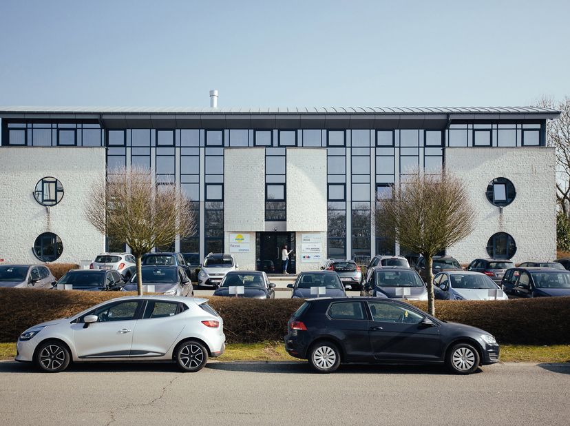 Superbe &amp;eacute;tage de bureaux tr&amp;egrave;s moderne +/- 377m&amp;sup2; <br />
Lumineux, convivial, moderne - Business center&amp;nbsp;<br />
LOCALISATION<br /