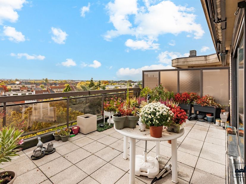 Bent u op zoek naar een ideale investering, centraal gelegen en met alle comfort? Lees dan zeker verder!<br />
<br />
Dit mooie en ruime appartement