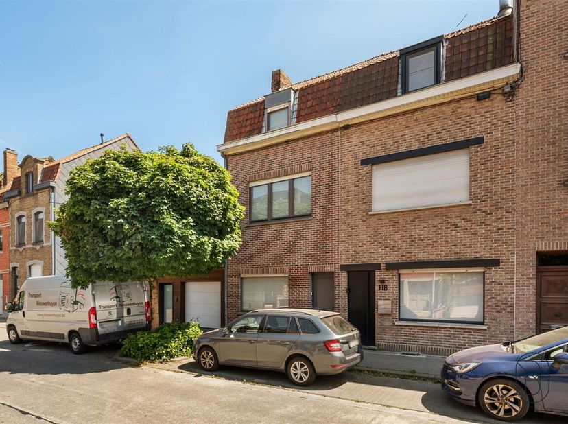 Instapklare gezinswoning met 4 slaapkamers en zonnige tuin! Topligging in Kortrijk!<br />
Indeling:<br />
Via de inkomhal komt u terecht in de lichtri