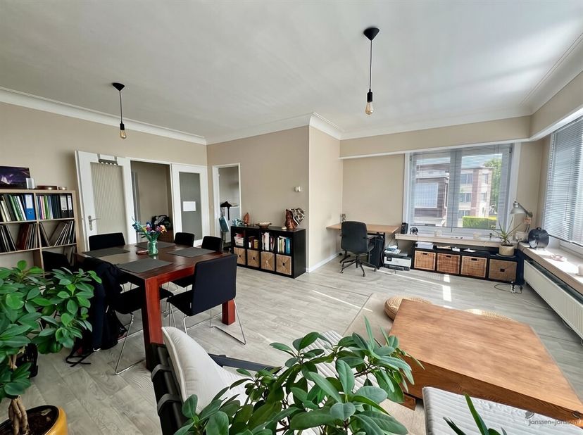 Lichtrijk app. 2 slpk  met garage op toplocatie in Wilrijk. <br />
Ontdek dit aangename en lichtrijke appartement op de eerste verdieping van een klei