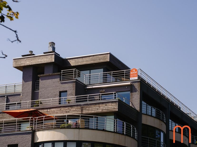 Une résidence d'exception à la Résidence Tennis Garden<br />
Découvrez ce spacieux penthouse de 128 m², situé au 5ᵉ étage de la Résidence Tennis Garde