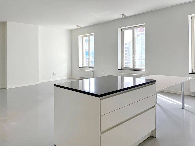 Prachtig gerenoveerd appartement van 122 m², ideaal gelegen in het hart van Brussel, op wandelafstand van de Munt en de Nieuwstraat. Het appartement b