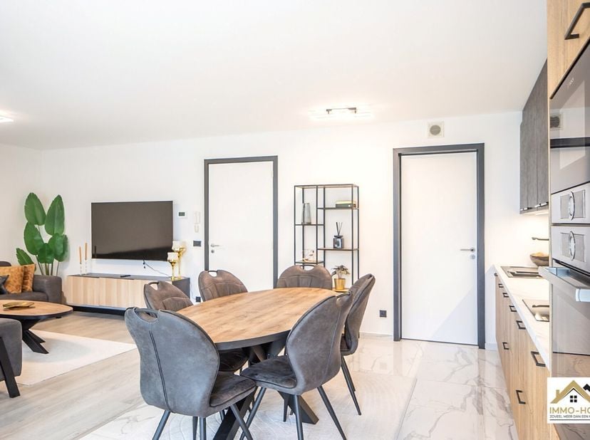 Recent en verzorgd 2-kamerappartement met terras, gelegen in een rustige woonomgeving in Sint-Amandsberg. Het appartement maakt deel uit van een moder