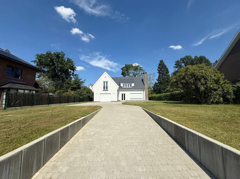 Kraainem – Volledig gerenoveerde woning met 4 slaapkamers, grote tuin, terras en garage<br />
Ideaal gelegen in een geliefde residentiële wijk van Kr