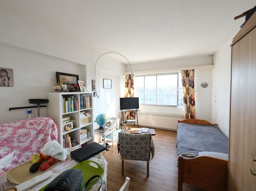 Etterbeek – Rue de Theux: <br />
Studio op het 5e verdiep van 23m² bestaande uit een inkomhal met kitchenette, doucheruimte met douche, toilet en was