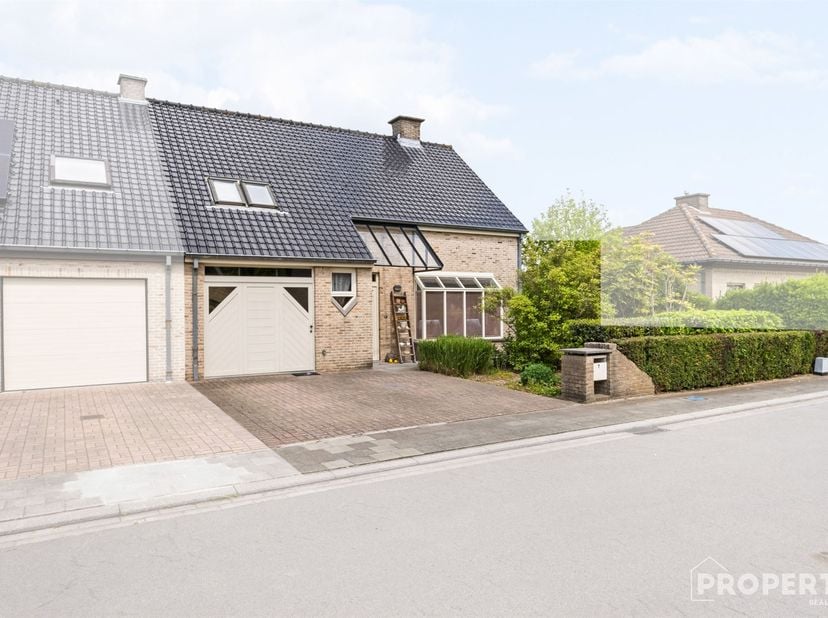 Welkom in deze ruime en goed gelegen gezinswoning in Hulste.<br />
<br />
De woning bevindt zich in de Havikstraat 7, een rustige en aangename straat