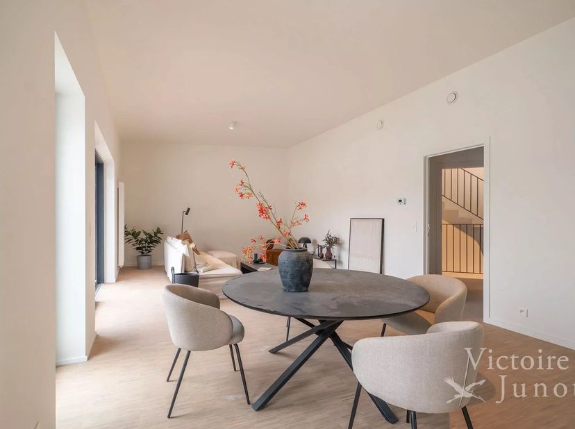 Victoire Junot stelt u dit gloednieuwe appartement met twee slaapkamers voor, voorzien van een prachtig terras aan de achterzijde en gelegen op de eer