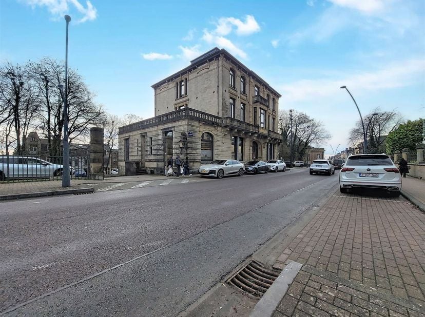 W Immobilière vous propose en location, à Arlon, au deuxième étage d’un superbe bâtiment de caractère, une surface de bureaux d’environ 160 m², idéale