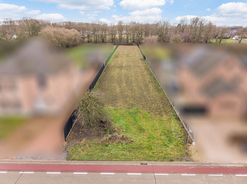 Le terrain a une superficie totale de 20 are 13 ca, ce qui donne un caractère ouvert et vert et une intimité supplémentaire. Cette combinaison rend le