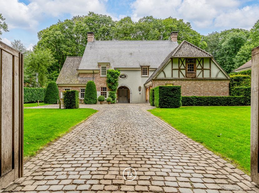 Deze landelijke villa, ontworpen door architect Bart François op een perfect georiënteerd perceel van 2730 m² heeft 4 slaapkamers, 2 badkamers en een
