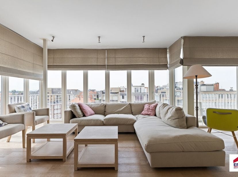 Te koop: luxueus appartement in Koksijde, gelegen in de Sint-Idesbaldusstraat, met prachtig zicht op zee alsook volledig zongericht! Dit stijlvolle ap