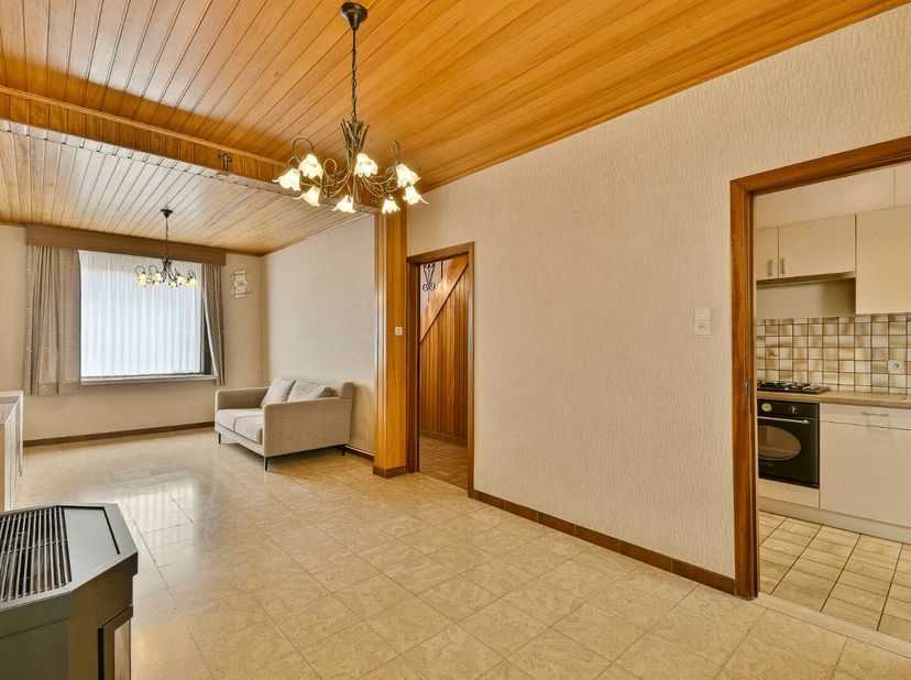 Deze op te frissen rijwoning biedt een uitstekende opportuniteit voor wie op zoek is naar een woning met potentieel die volledig naar eigen smaak kan