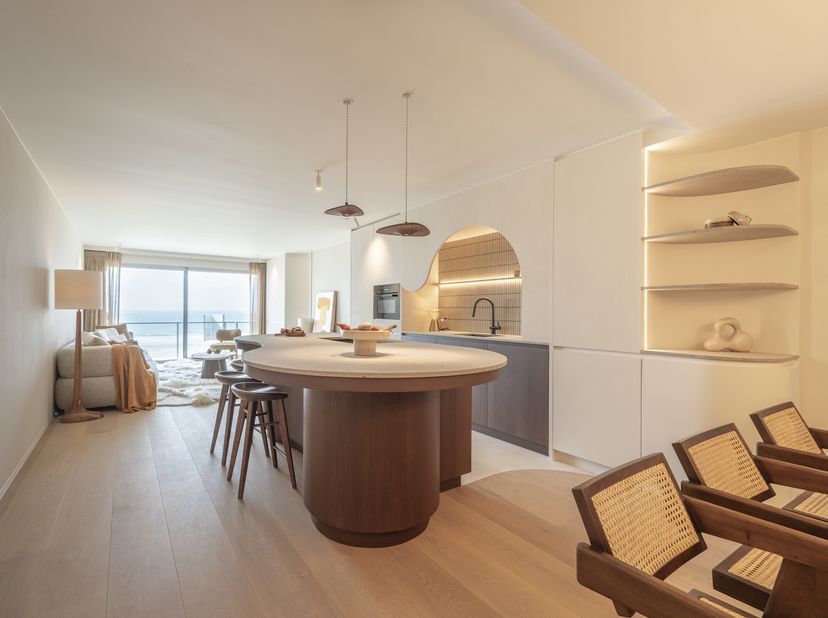 Appartement exclusif avec vue frontale sur la mer, situé dans une résidence prestigieuse sur la digue à Knokke, dans le quartier du Zoute.<br />
Récem