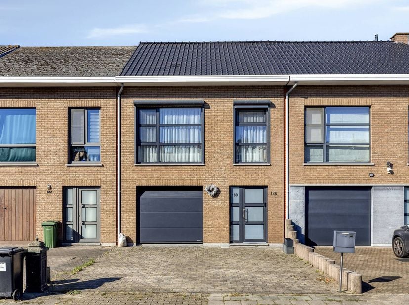 Gelegen aan de Grimaldilaan 180 in Stabroek geniet deze woning een ideale en rustige ligging, doch vlakbij alle belangrijke voorzieningen zoals schole