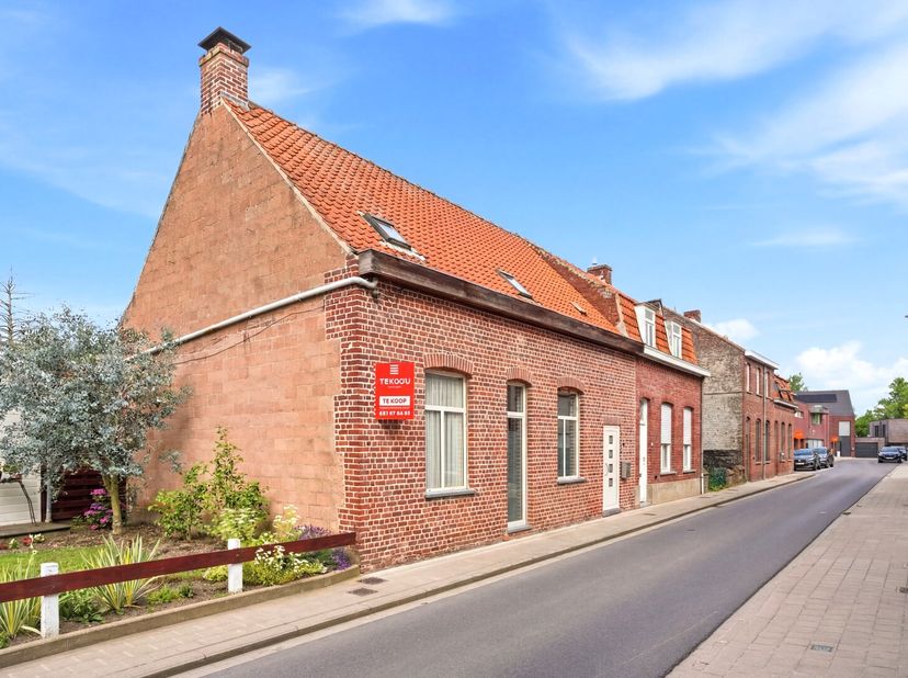 Op een uitstekende locatie, op wandelafstand van het centrum van Poperinge, bevindt zich deze verzorgde instapklare woning. Dankzij de centrale liggin