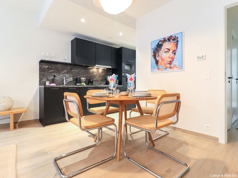 SINT-GILLIS - Vlakbij de wijk Châtelain, in de buurt van vervoer en winkels, aangenaam gemeubileerd APPARTEMENT (1slpk/1bdk) met een oppervlakte van ±