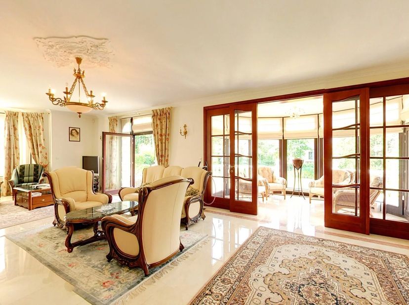 Woluwé Saint Pierre: Victoire - Junot presenteert dit prachtige pand gelegen in de residentiële wijk Val Duchesse. Deze villa, met een bewoonbare oppe