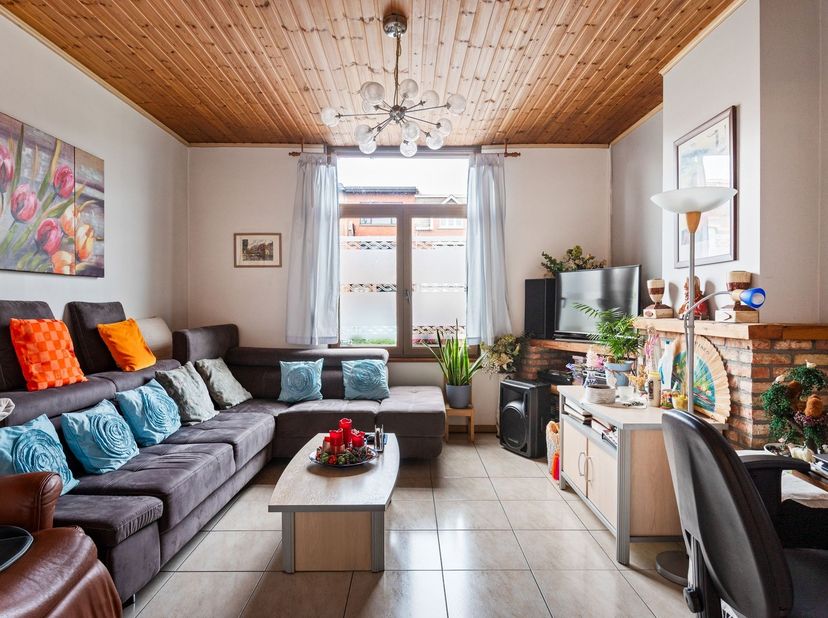 Deze woning bevindt zich op de Frans Beirenslaan in Borsbeek, een belangrijke en handige verbindingsweg naar omliggende gemeenten. In de nabijheid van