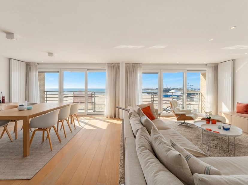 Ontdek dit uitzonderlijke luxeappartement op de vierde verdieping, waar een adembenemend panoramisch zeezicht, rust en een overvloed aan licht samenko