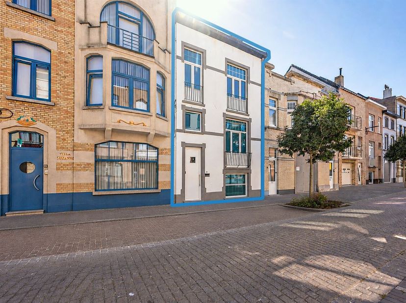 Op zoek naar een ruime, moderne en volledig gerenoveerde woning waar u werkelijk niets meer aan hoeft te doen? <br />
Dan is deze prachtige woning in