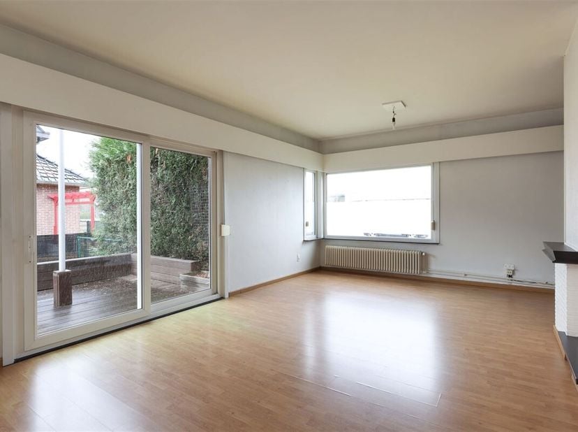 Gelijkvloerse lichtrijke open bebouwing met 3 slaapkamers en zonnige tuin <br />
Omgeving:<br />
+ Centraal en gunstig gelegen tussen Hasselt en Zonho