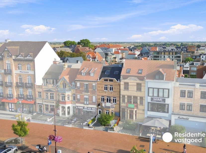 Dit uitzonderlijke handelshuis in het centrum van De Haan combineert een volledig vernieuwd restaurant met een luxueuze woning, verdeeld over drie ver