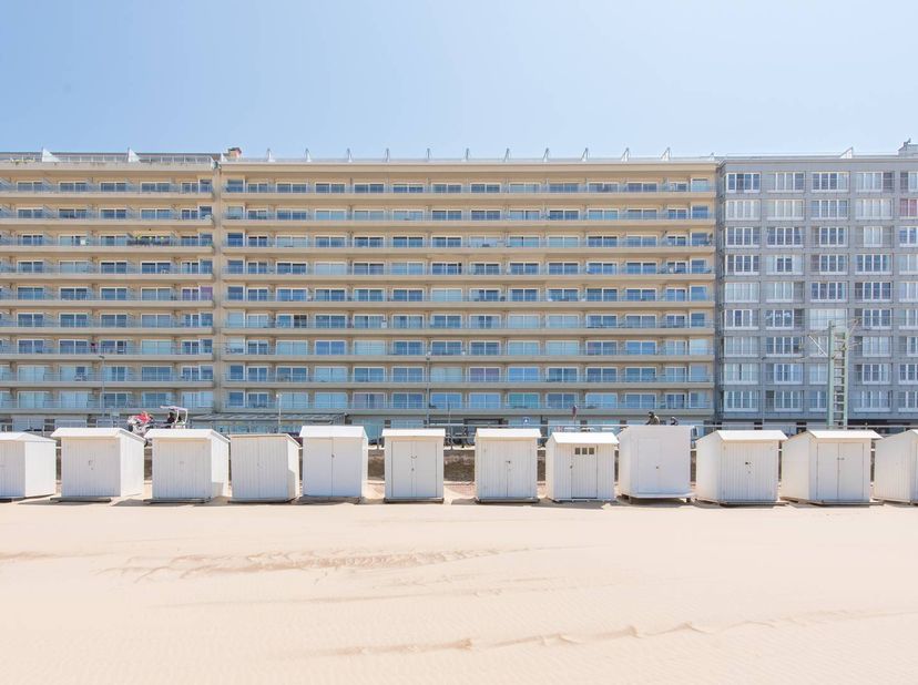 De staanplaats (nr. 14) is ondergronds gelegen onder de residentie "Marina Beach", Zeedijk 34 te Middelkerke. De ondergrondse garage is te bereiken vi