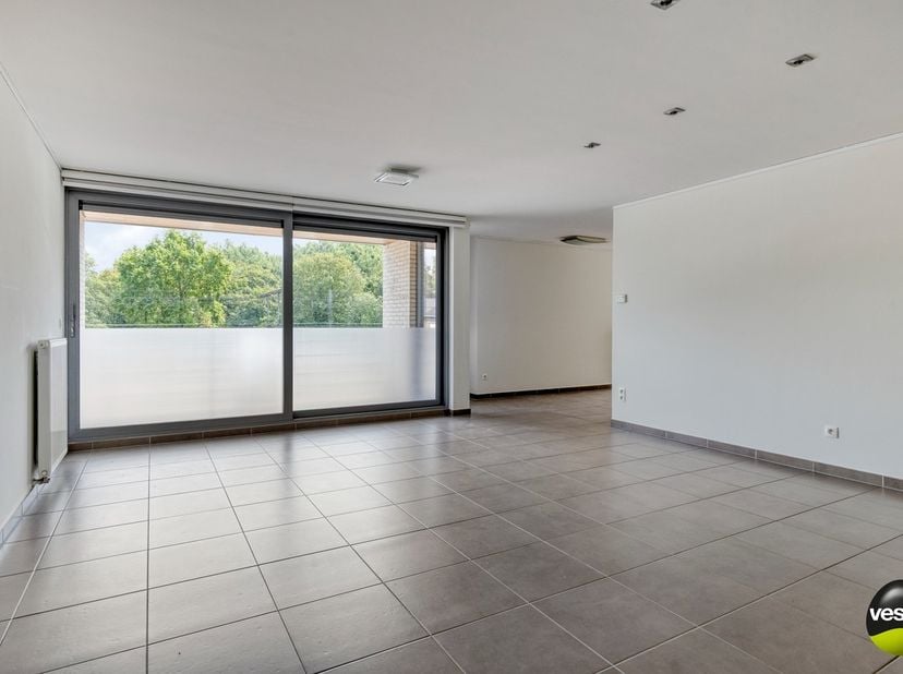 Instapklaar appartement met 2 slaapkamers en royale terrassen te Hoeselt<br />
<br />
Op zoek naar een ruim en lichtrijk appartement in het hartje van