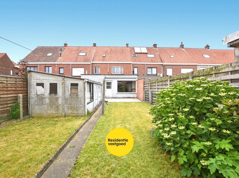 KIJKDAG ZATERDAG 27/06 VAN 10U TOT 12U! (graag vooraf inschrijven) Gezinswoning met 3 slaapkamers en zongerichte tuin in Izegem! Op een goede rustige