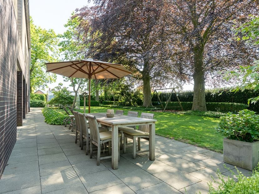 Rustig gelegen langs de Molenstraat te Sijsele (Damme, vlakbij Damme Golf) bevindt zich deze exclusieve villa met een bijzondere woonbeleving op een o
