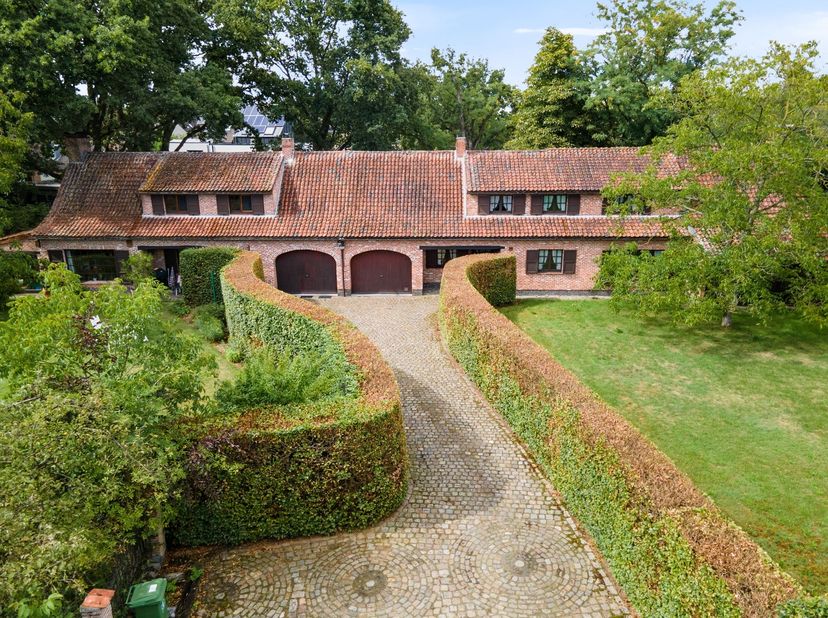 Unieke open bebouwing in fermette stijl op ruim ingesloten perceel van bijna 5.400 m²!<br />
<br />
BIJZONDERHEDEN<br />
+ Gelegen in een rustige o