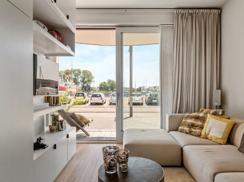 Leuk en instapklaar appartement, gelegen op de mooie Rederskaai te Zeebrugge. Een aantrekkelijke locatie voor jong en oud, waar u kunt genieten van ee