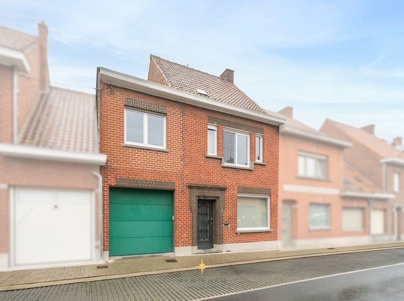 Cette propriété intéressante, située à la périphérie du centre de Roulers, offre une opportunité intéressante pour les artisans indépendants ou les br