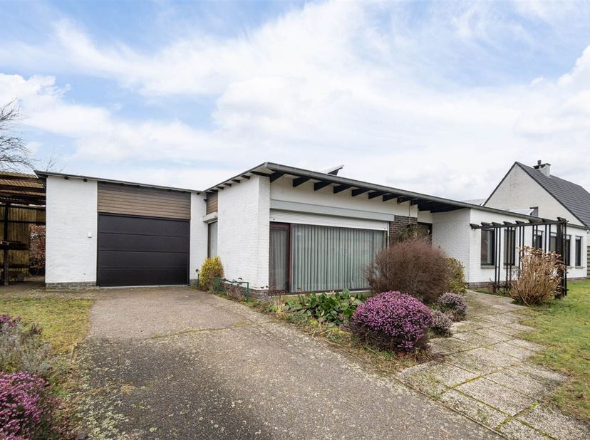 In een rustige woonwijk vlak bij het centrum van Mol-Millegem bevindt zich deze gelijkvloerse woning met tal van mogelijkheden. De woning beschikt ove