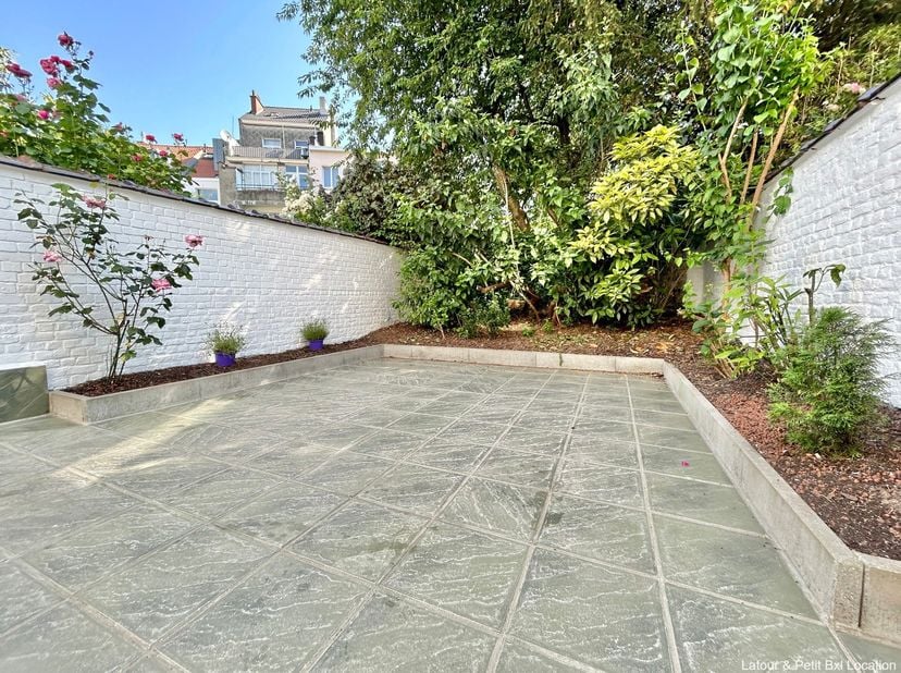 SCHAERBEEK, ideaal gelegen nabij Square Plasky en Europese buurt. Prachtig volledig gerenoveerd herenhuis (4slpk/2bdk/1dress of kantoor) van +-285 m²