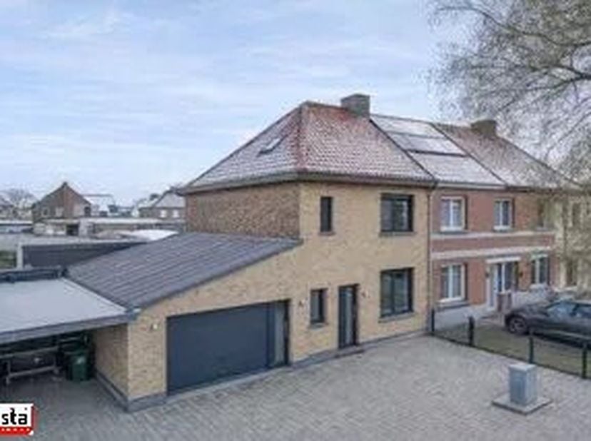 Deze charmante woning in Sint-Truiden biedt ruime vertrekken en is ideaal voor een groot gezin. De woning heeft een moderne uitstraling en is voorzien