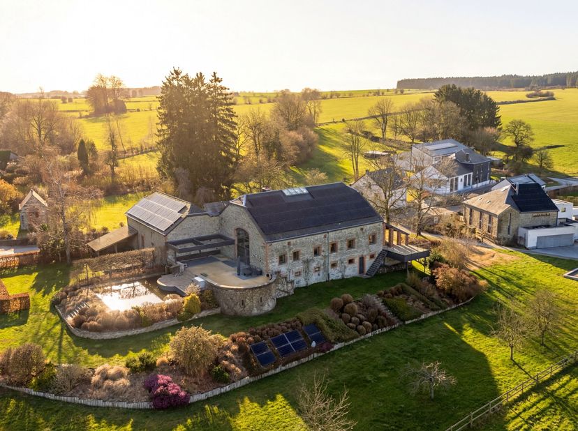 Belgische Ardennen - Gerenoveerde oude boerderij<br />
In het hart van de Belgische Ardennen, vlakbij de E411 en op enkele minuten van de Luxemburgse