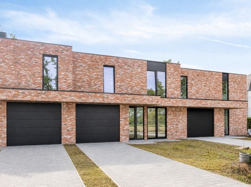 Ben je op zoek naar een instapklare BEN-nieuwbouwwoning met vier slaapkamers in Hasselt? Dan ontdek je in de Zestienbundersstraat deze stijlvolle gesl