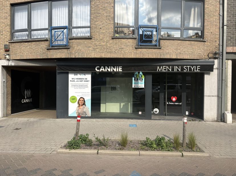 Op de drukke Kortrijkstraat in het centrum van Deinze bevindt zich dit goed gelegen handelspand.<br />
Dankzij de sterke passage en visibiliteit is di