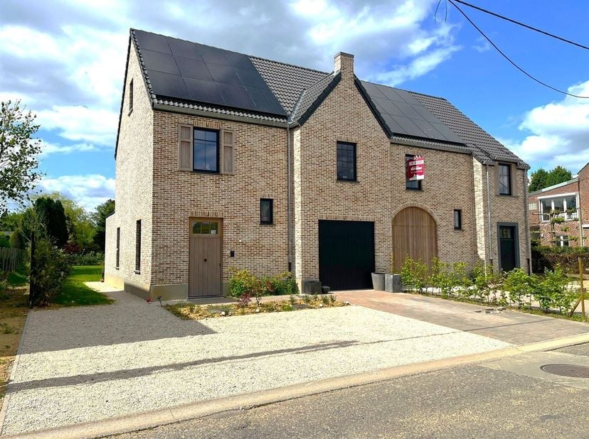 Maison nouvelle construction de haute qualité avec une surface habitable de +/- 190 m² avec quatre chambres et deux salles de bain, située sur un terr