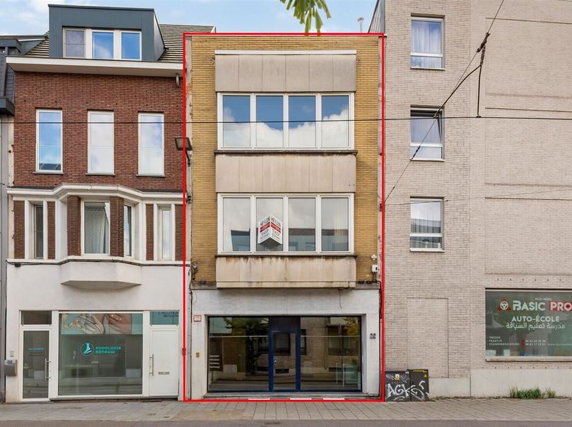 Gelegen op de Turnhoutsebaan in Deurne, geniet dit handelspand van een uitstekende zichtlocatie met veel passage en bereikbaarheid.<br />
Binnenkomen