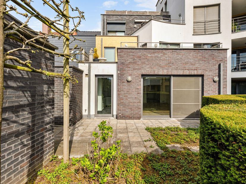 Dit topklasse appartement is gelegen in kleinschalig complex op wandelafstand van de Grote Markt. Het appartement omvat een inkomhal, riante woonkamer