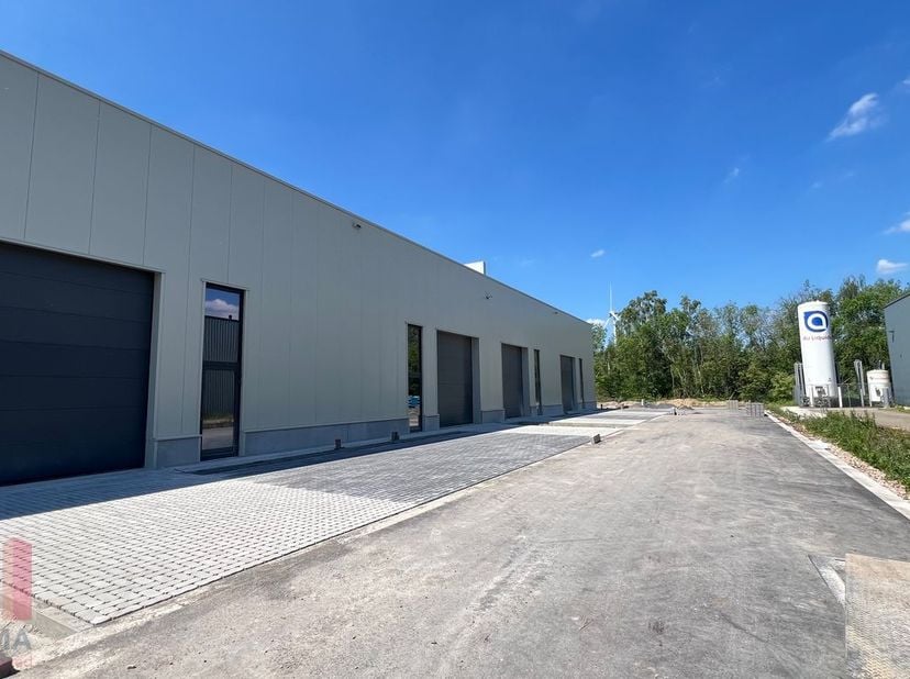 Unité PME durable de 205 m², pouvant être agrandie jusqu'à une superficie totale de 2 460 m², à vendre.<br />
<br />
Le site est stratégiquement situé