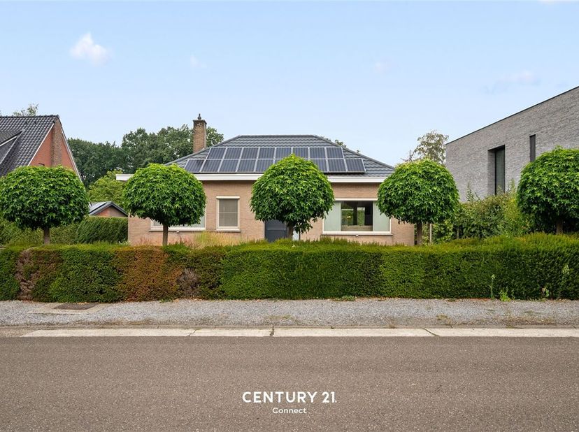 Op een rustige en kindvriendelijke locatie in de residentiële en gegeerde wijk Steyveld bevindt zich deze vrijstaande bungalow met 3 slaapkamers, een