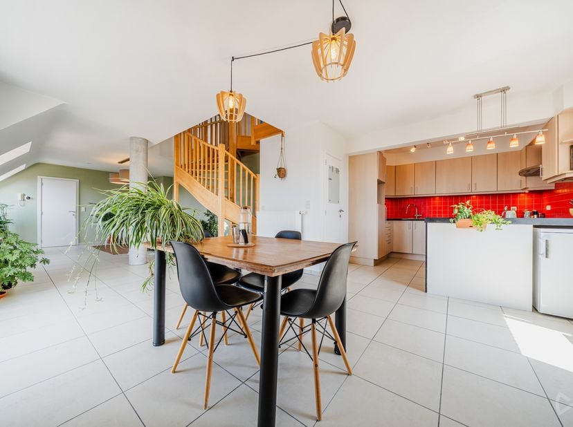 Magnifique duplex à louer de 123m² situé dans une petite copropriété de 9 unités et construite en 2007. Il propose de beaux et lumineux volumes, dont