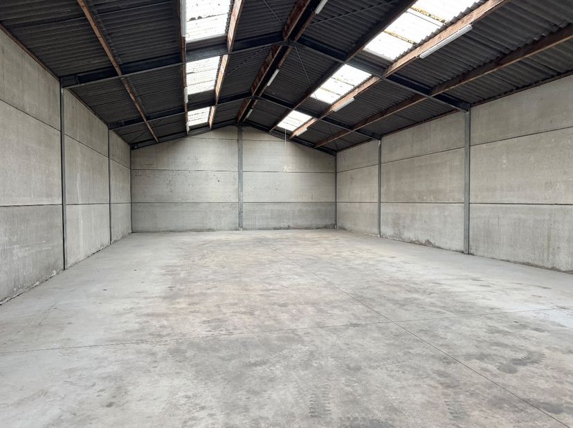 Dit magazijn heeft een totale oppervlakte van 240 m², afmetingen 10 m breedte en 24 m lengte. Deze loods kan enkel dienst doen voor opslagruimte en is
