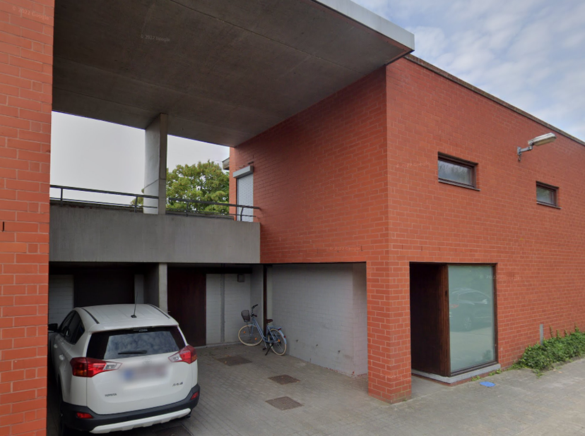 Moderne rijwoning met veel lichtinval en met zicht en toegang tot stadspark.<br />
Indeling beneden: inkomhal met gastentoilet, ruime living met grote