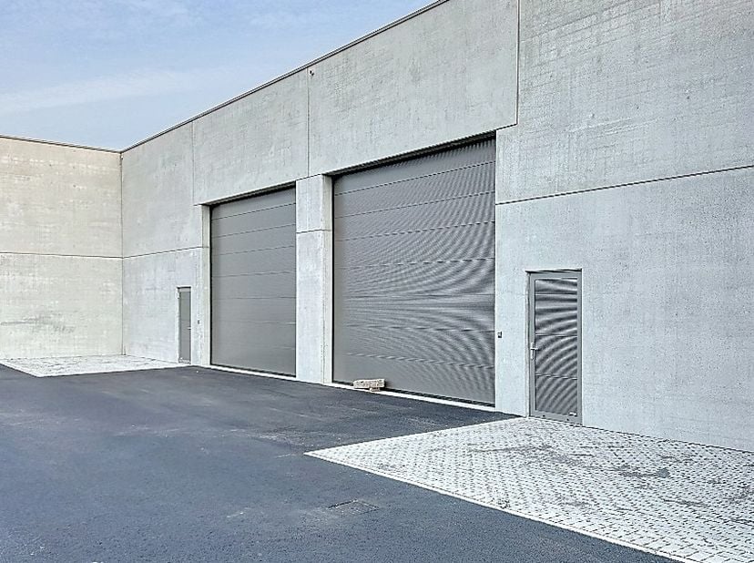 Nieuwe geïsoleerde KMO-unit te Aartrijke met een oppervlakte van 256 m² en 1 private parkeerplaats. <br />
<br />
Deze loods met brandklasse C heeft e