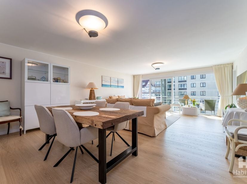 Appartement prêt à emménager et baigné de lumière, idéalement situé à proximité de la digue. Découvrez cet appartement exceptionnellement spacieux et