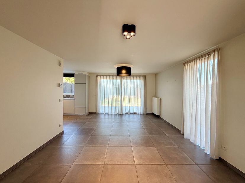 Deze recent gebouwde halfopen bebouwing met oprit, 3 slaapkamers en tuin is gelegen in een rustige woonwijk te Ledegem.&amp;nbsp;Verder is de woning geleg